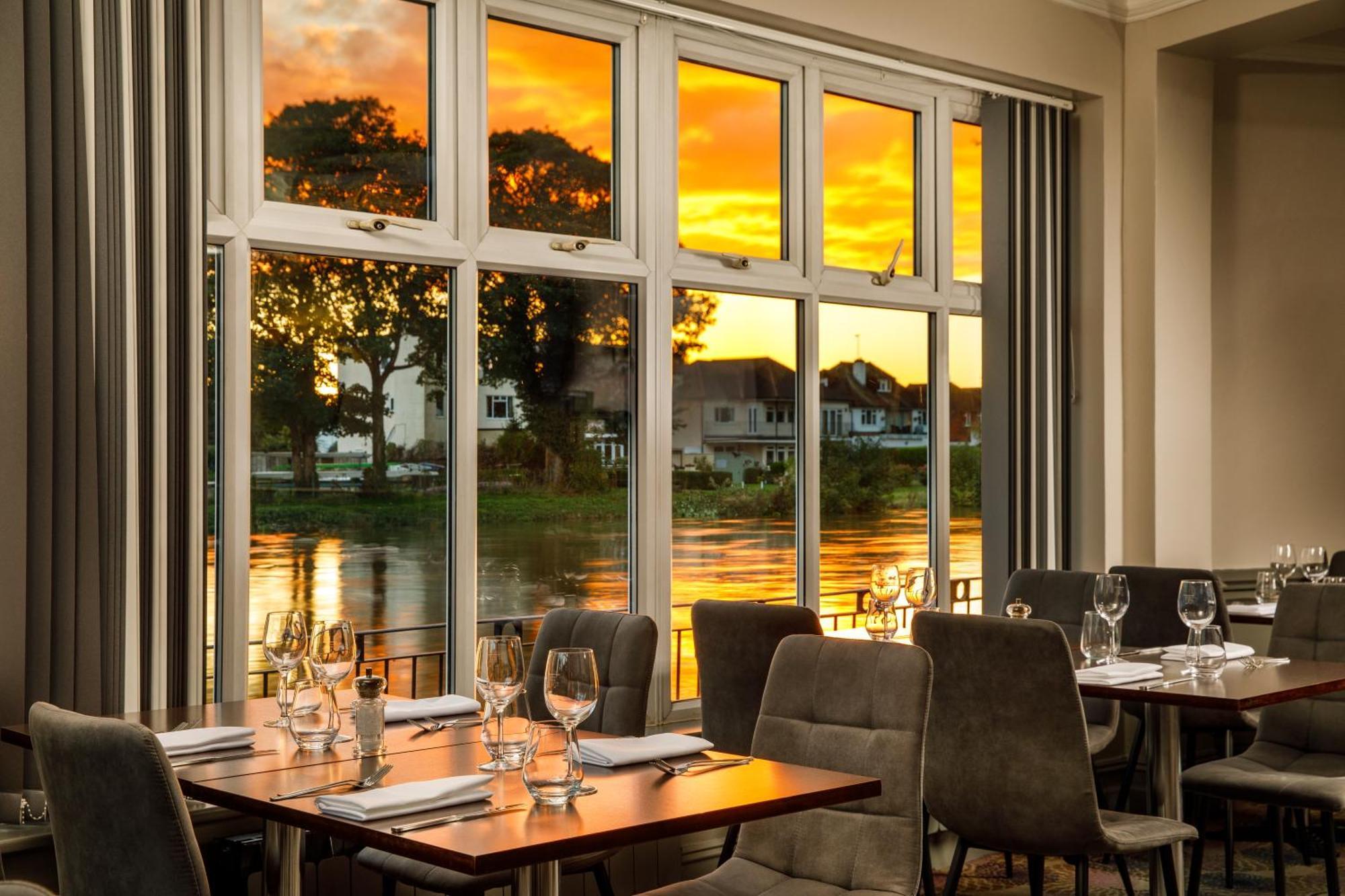 Sunday London Staines-Upon-Thames Heathrow T5 Hotel Ngoại thất bức ảnh