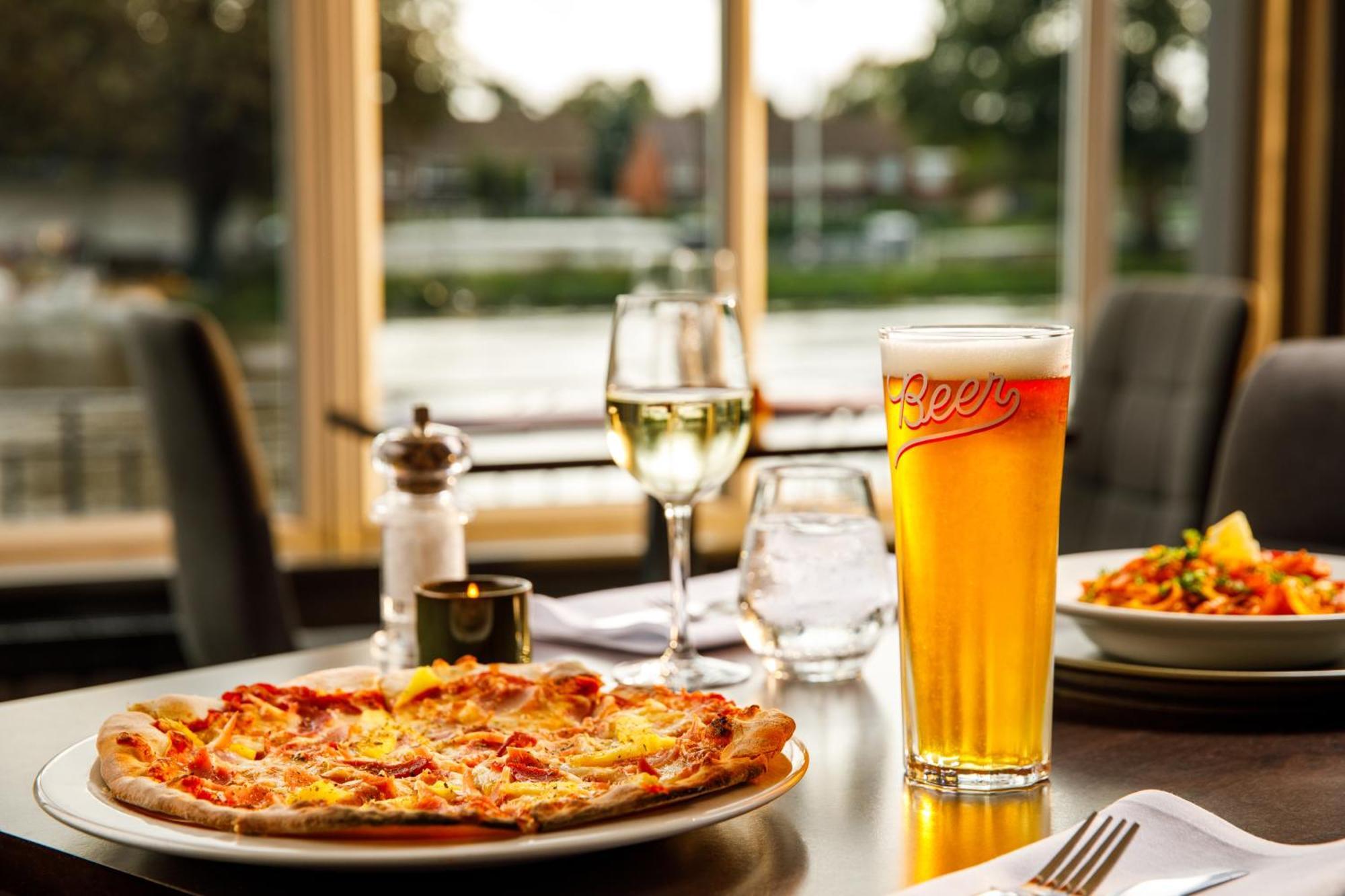 Sunday London Staines-Upon-Thames Heathrow T5 Hotel Ngoại thất bức ảnh