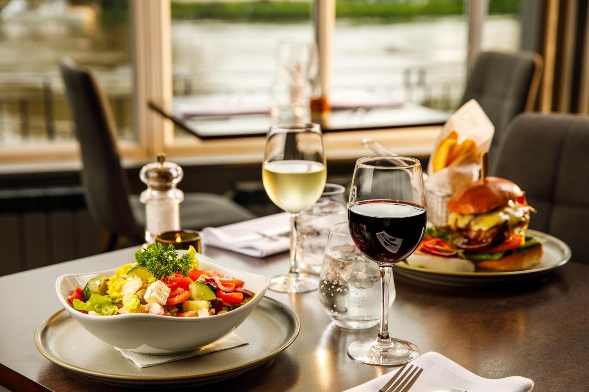 Sunday London Staines-Upon-Thames Heathrow T5 Hotel Ngoại thất bức ảnh