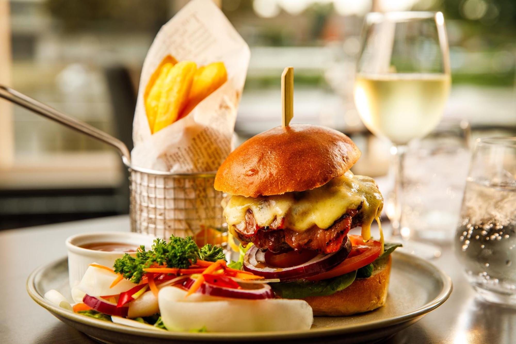 Sunday London Staines-Upon-Thames Heathrow T5 Hotel Ngoại thất bức ảnh