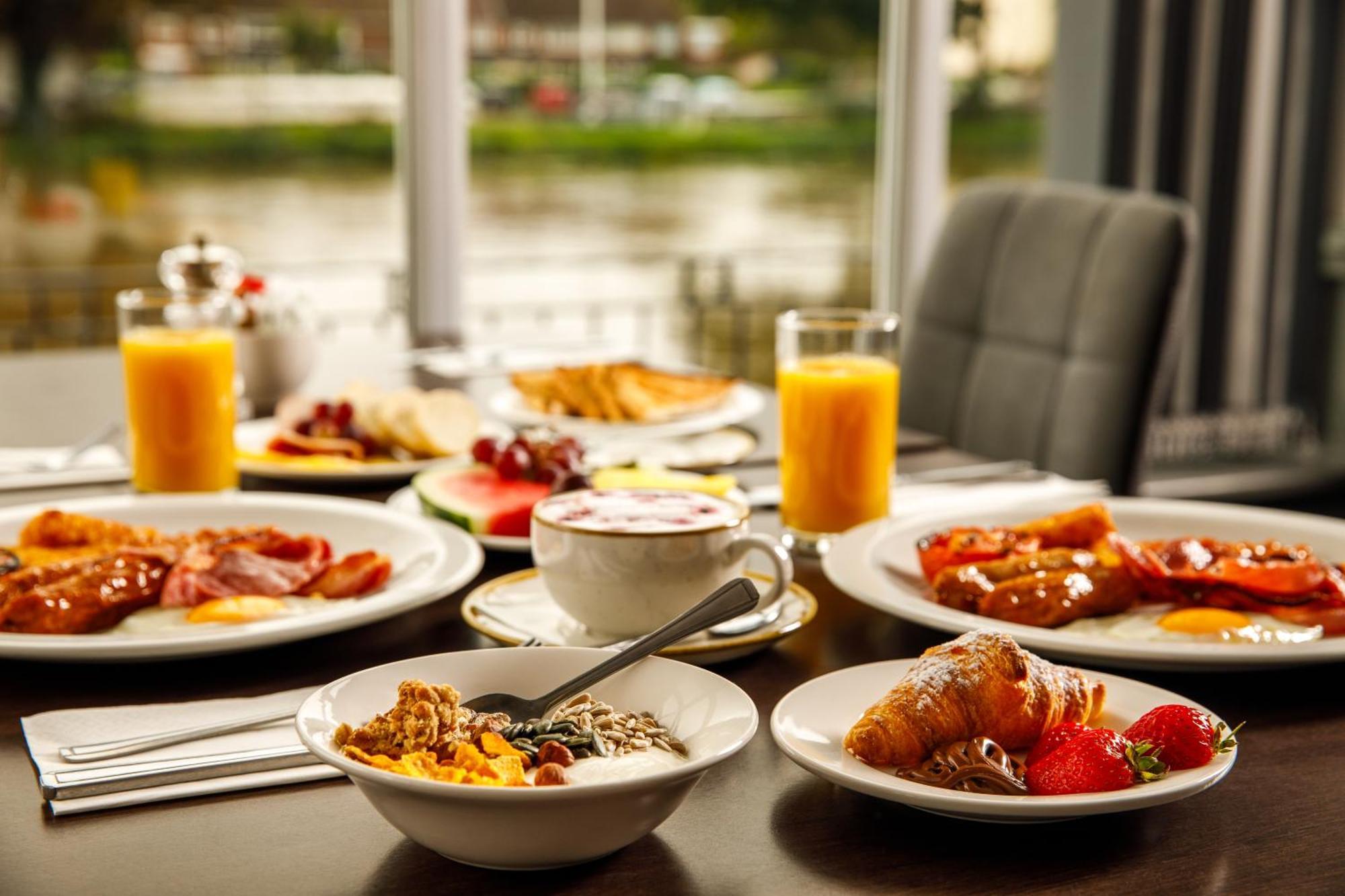 Sunday London Staines-Upon-Thames Heathrow T5 Hotel Ngoại thất bức ảnh