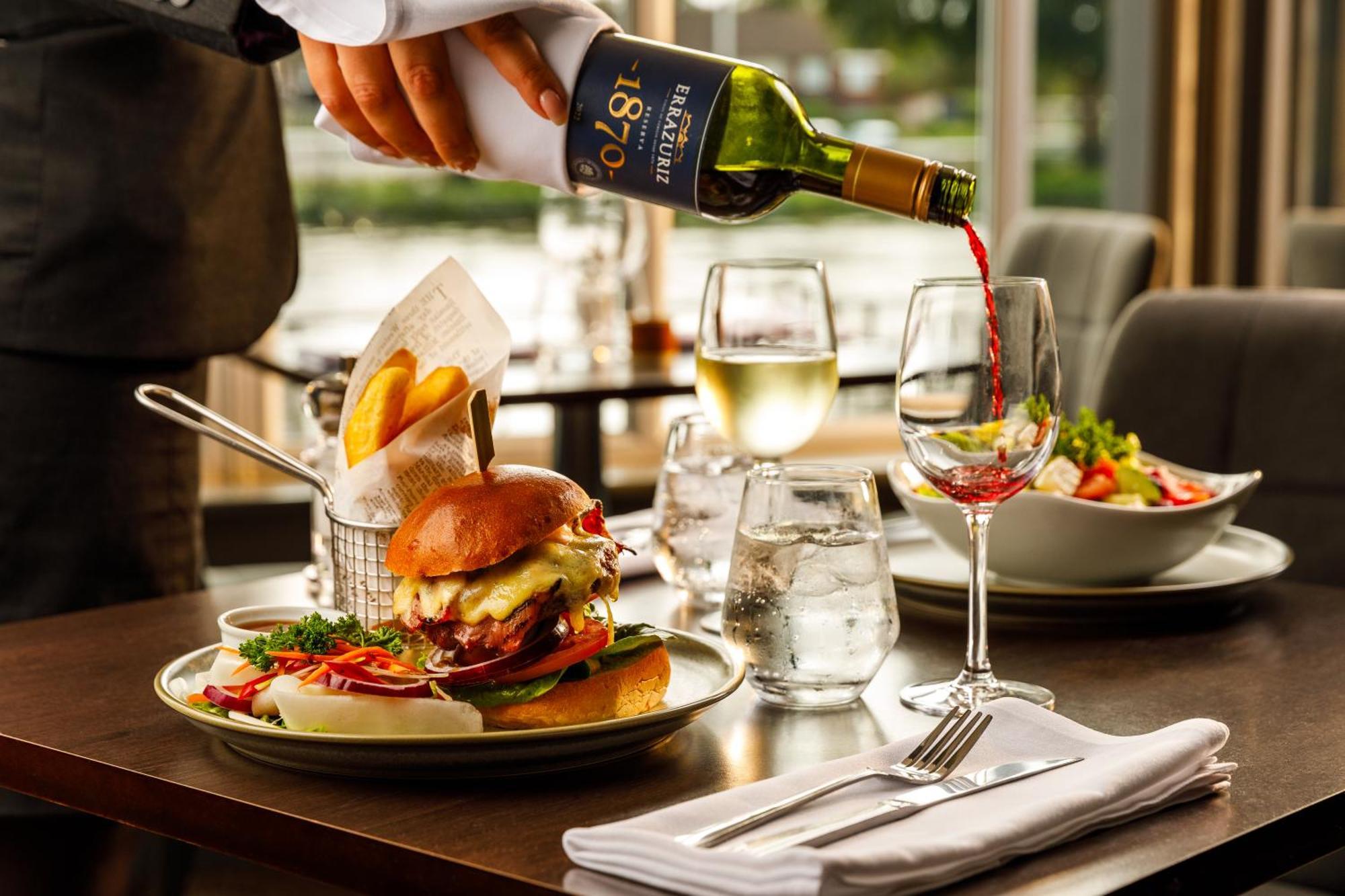 Sunday London Staines-Upon-Thames Heathrow T5 Hotel Ngoại thất bức ảnh