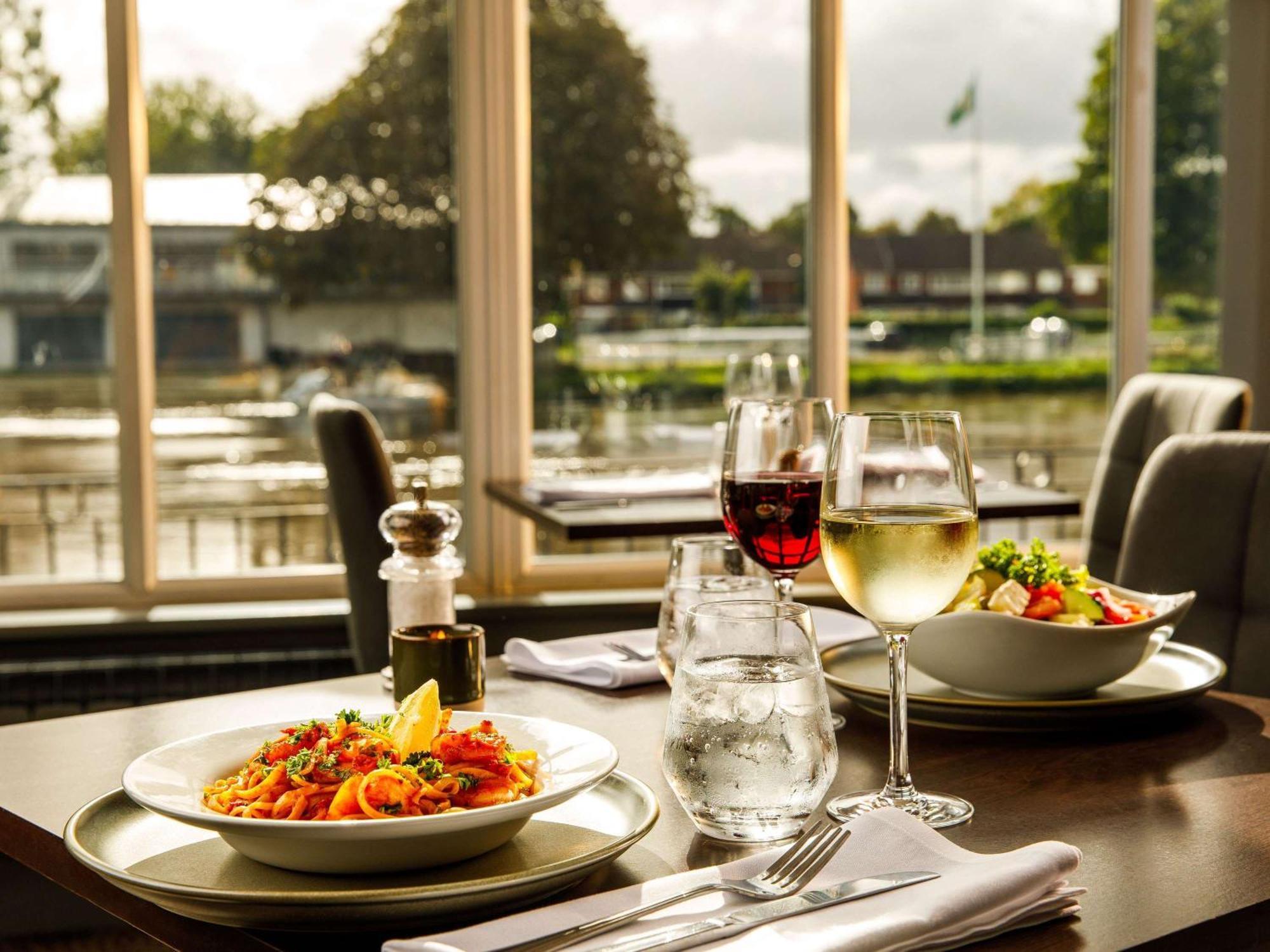 Sunday London Staines-Upon-Thames Heathrow T5 Hotel Ngoại thất bức ảnh