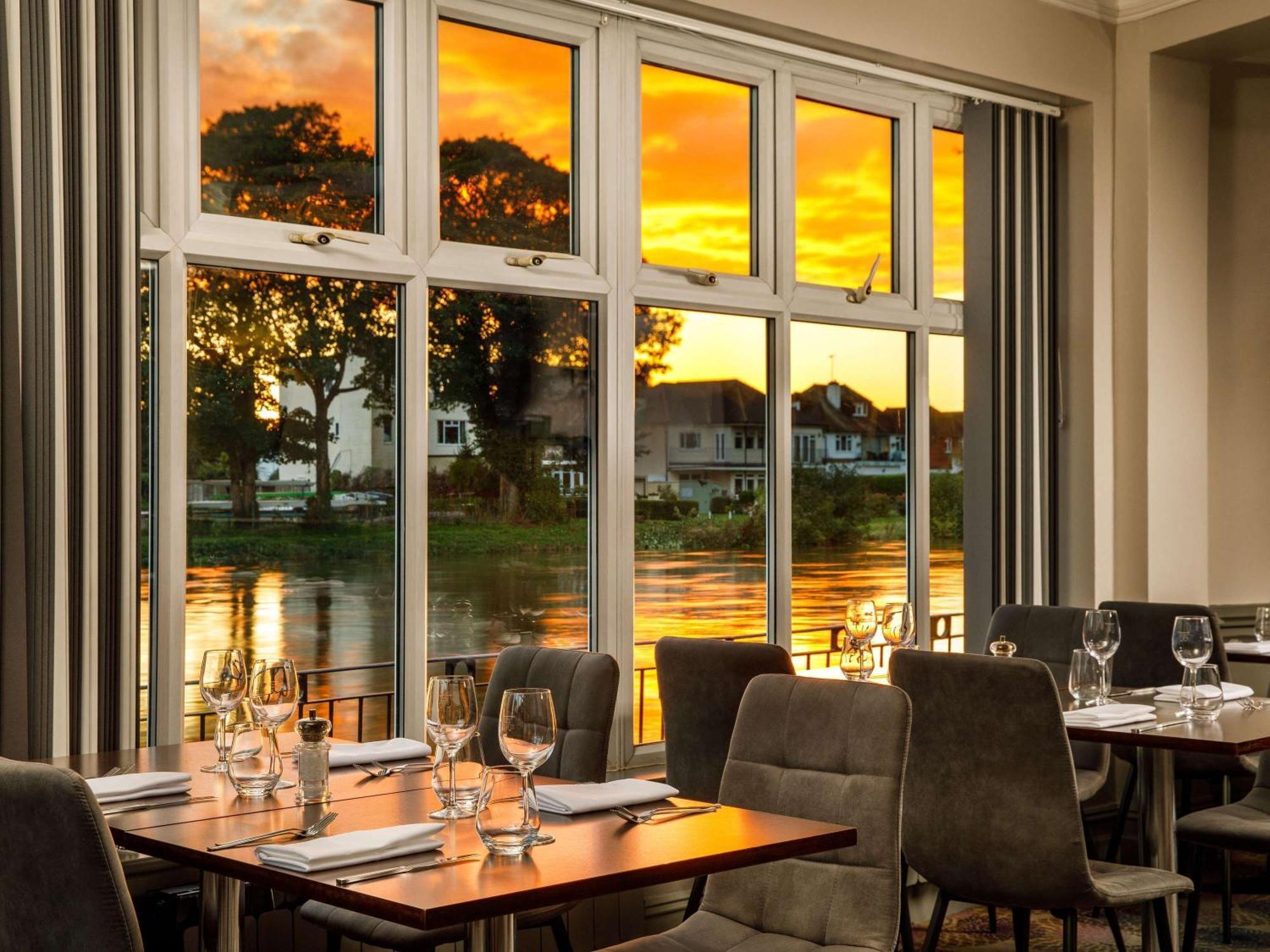 Sunday London Staines-Upon-Thames Heathrow T5 Hotel Ngoại thất bức ảnh