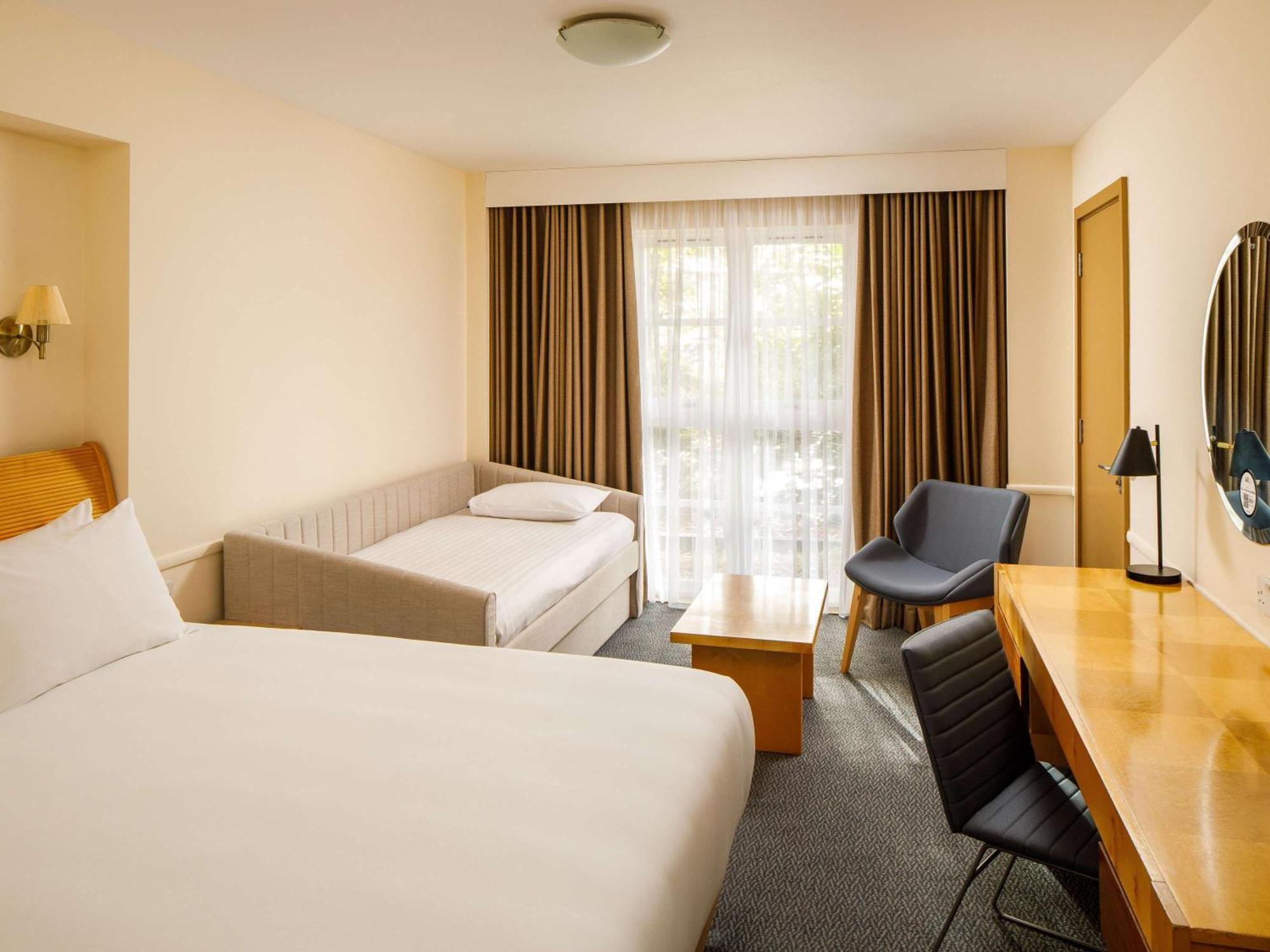 Sunday London Staines-Upon-Thames Heathrow T5 Hotel Ngoại thất bức ảnh