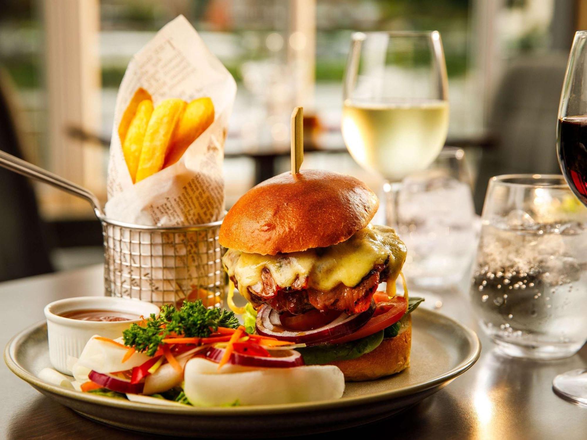 Sunday London Staines-Upon-Thames Heathrow T5 Hotel Ngoại thất bức ảnh